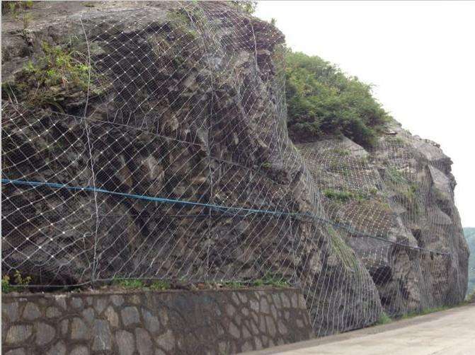 使用落石防護網防護對生態環境的影響